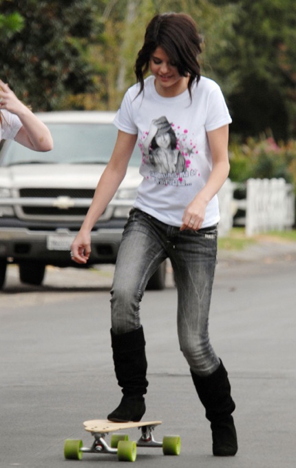 Selena-Gomez-Skater-1048-5